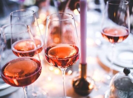 Come si fa il vino rosato? Abbinamenti e Migliori Italiani